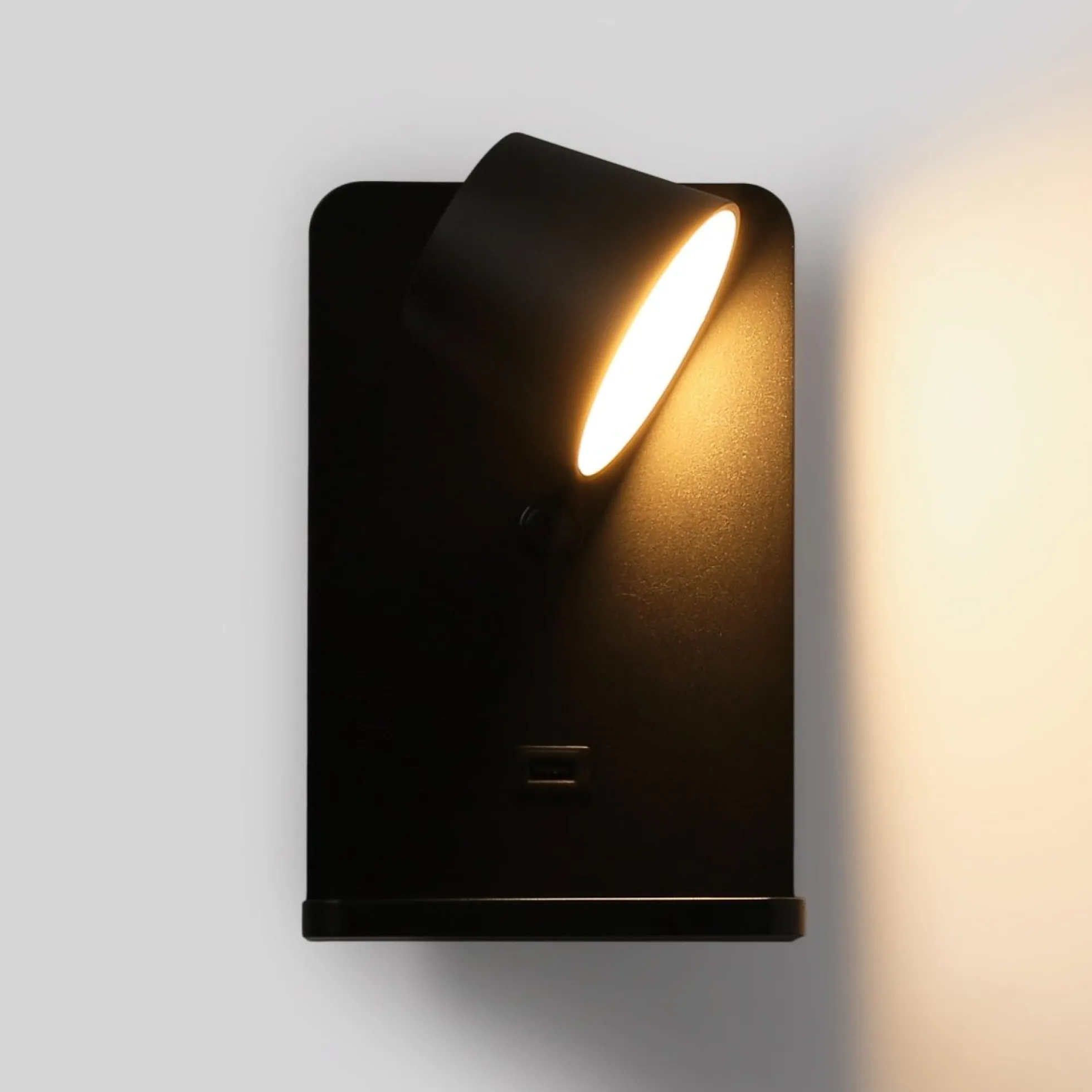 Aplique de pared para lectura con puerto USB "BASKOP W" - 6W - Base carga inalámbrica