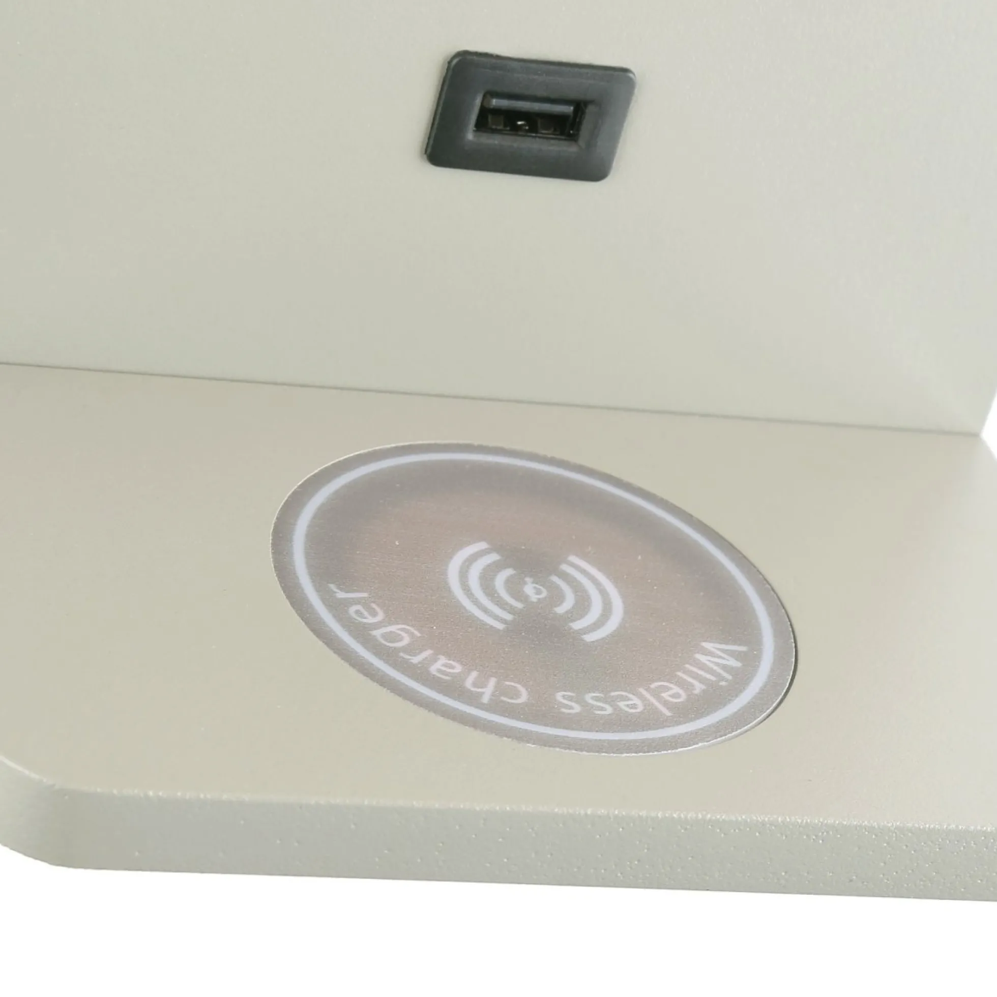 Aplique de pared para lectura con puerto USB "BASKOP W" - 6W - Base carga inalámbrica