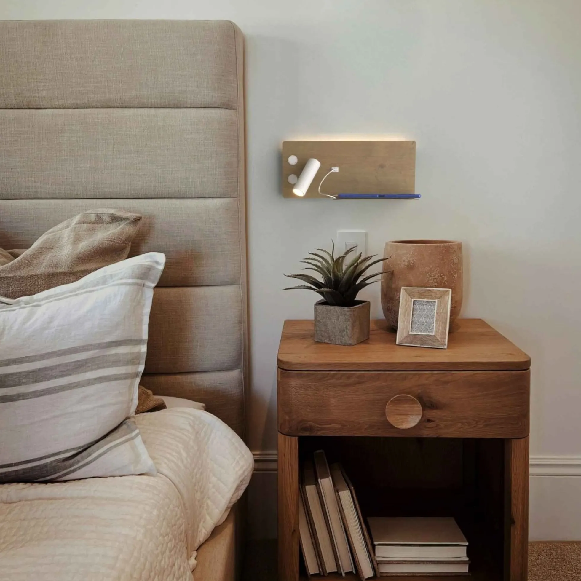 Aplique de pared para lectura con puerto USB "Kerta" - Iluminación doble - 3W+7W, lado izquierdo