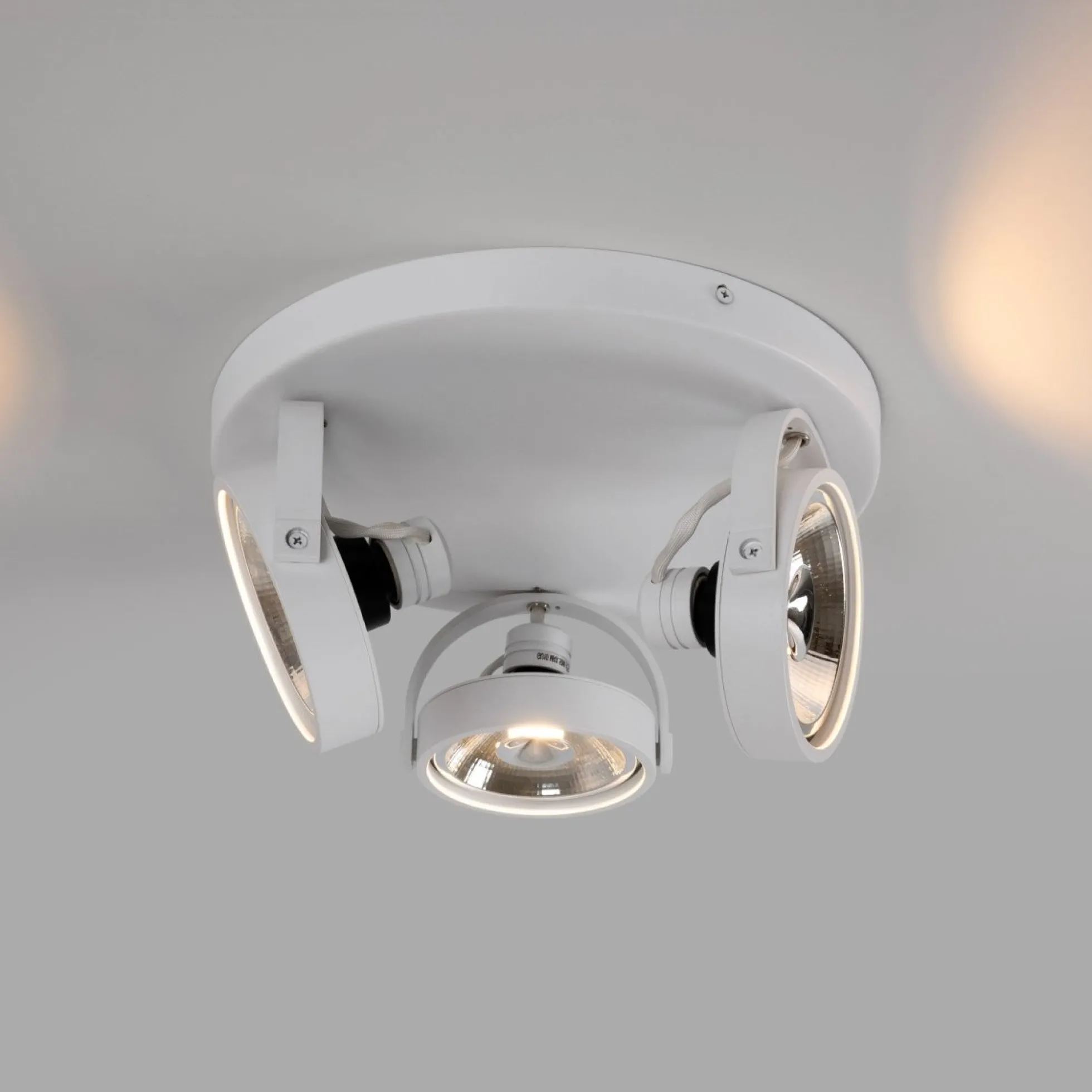 Aplique de techo triple orientable "IRIS 3" + 3 bombillas AR111