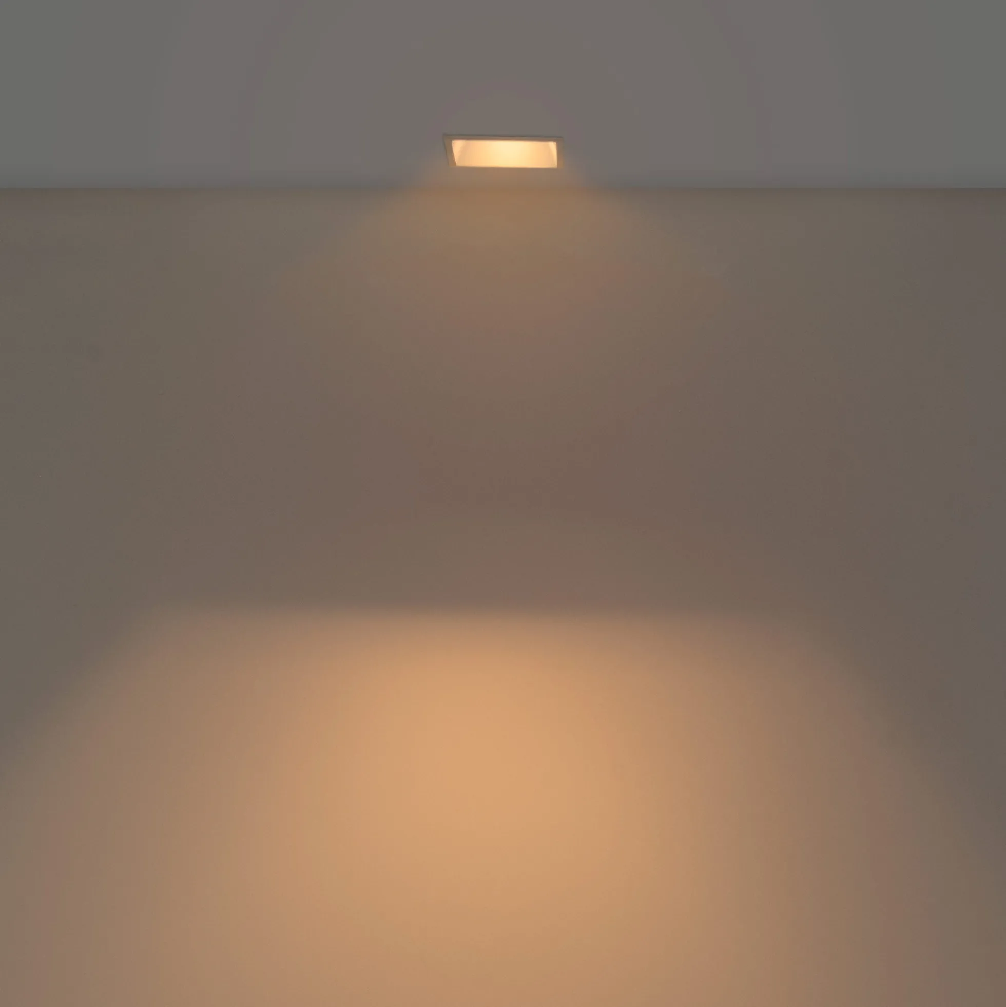 Aro downlight cuadrado asimétrico - Bajo UGR - Corte 85 x 85mm