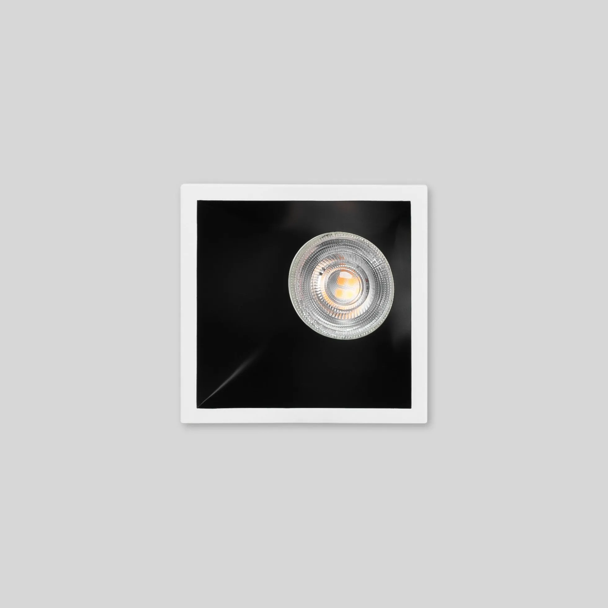 Aro downlight cuadrado asimétrico - Bajo UGR - Corte 85 x 85mm