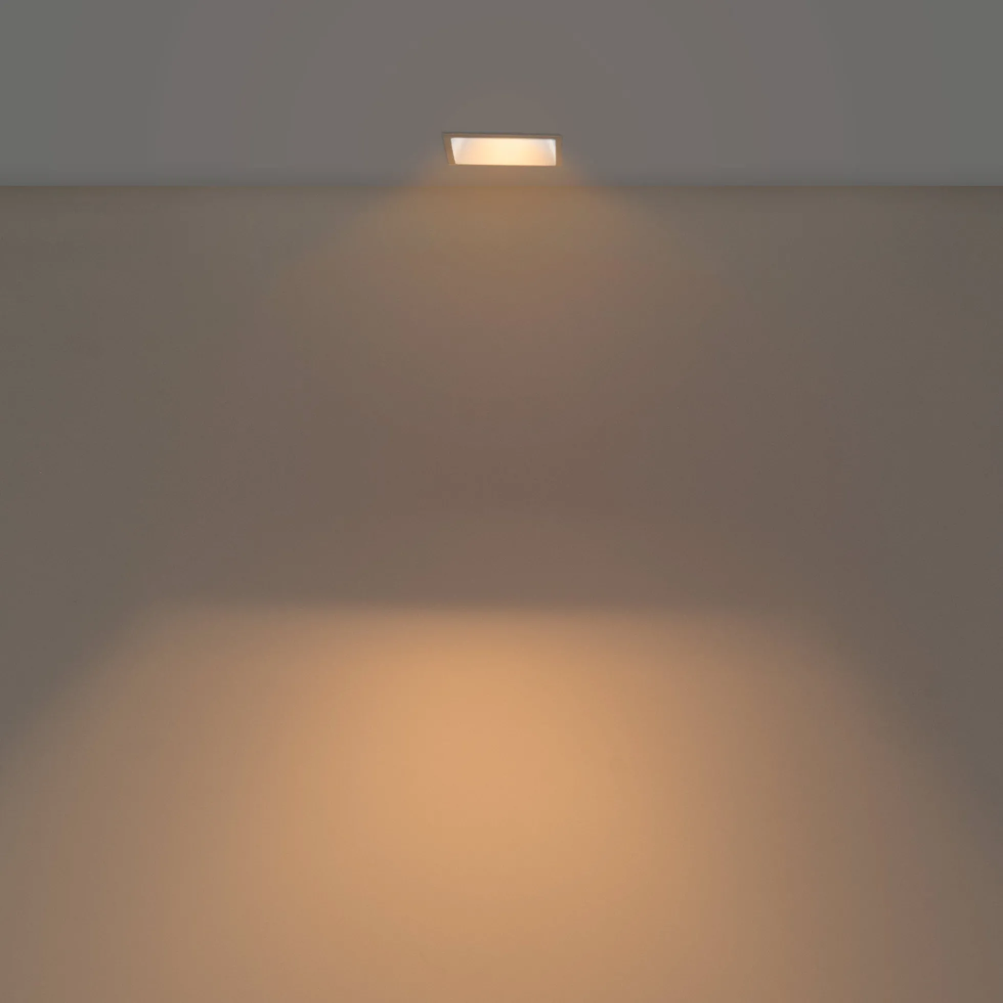 Aro downlight cuadrado asimétrico - Bajo UGR - Corte 85 x 85mm