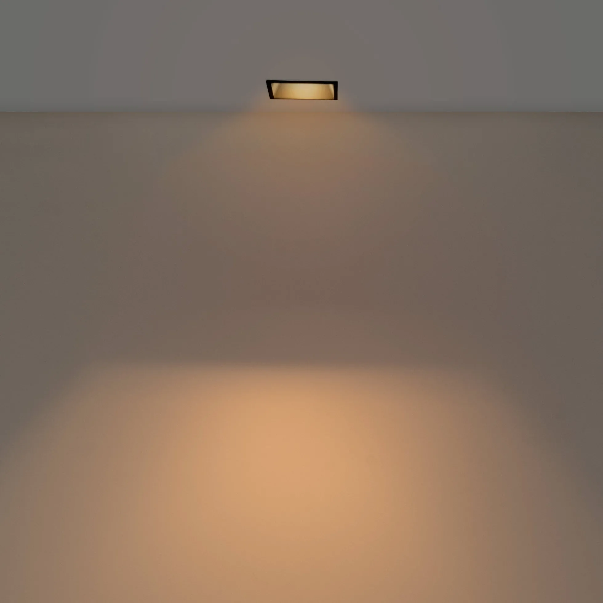 Aro downlight cuadrado asimétrico - Bajo UGR - Corte 85 x 85mm