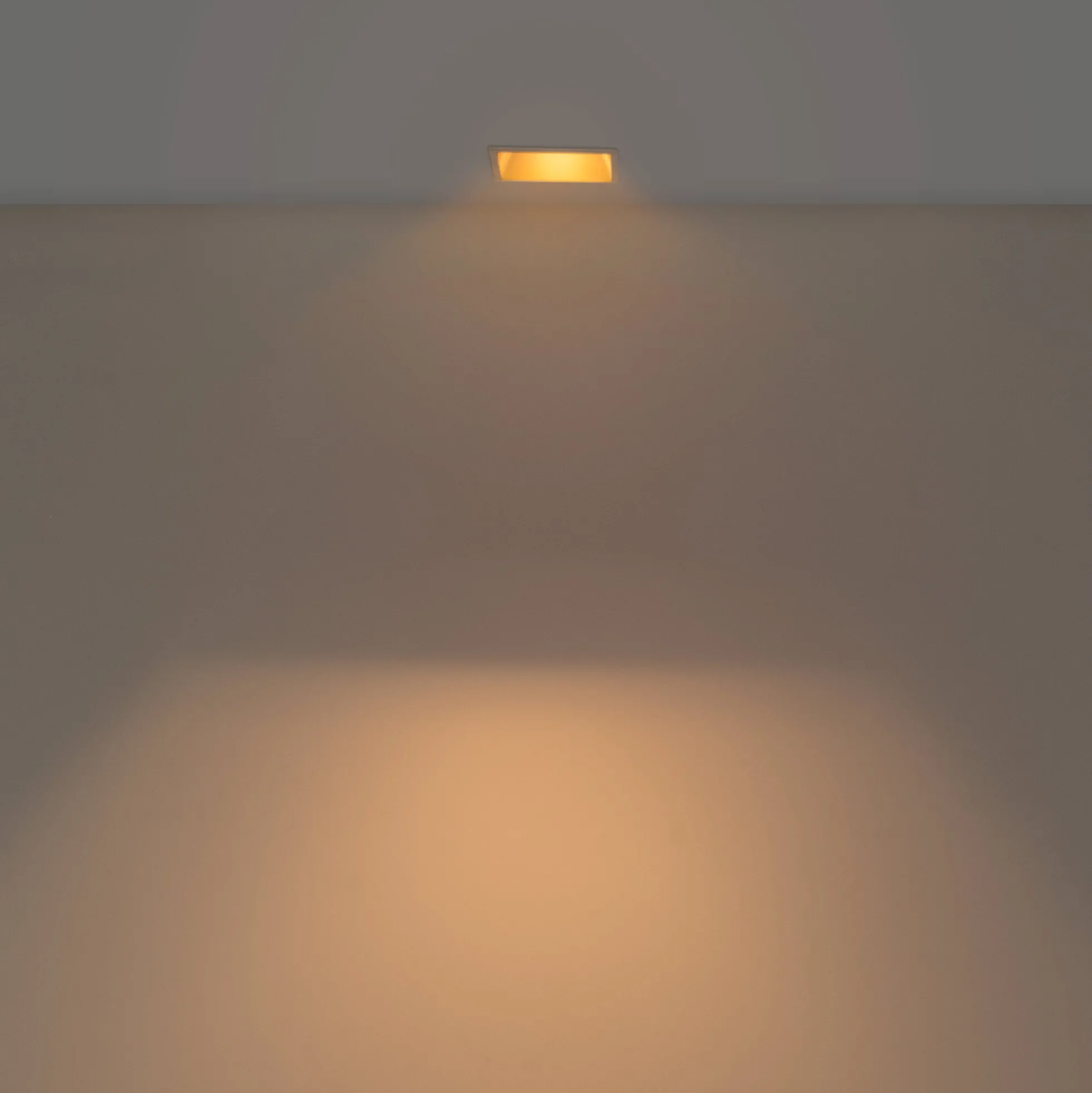 Aro downlight cuadrado asimétrico - Bajo UGR - Corte 85 x 85mm