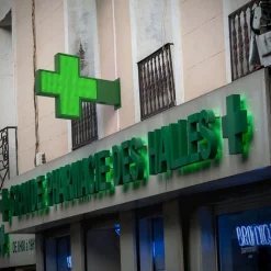 Cruz de farmacia LED monocolor verde programable P10 - Exterior - 96x96cm