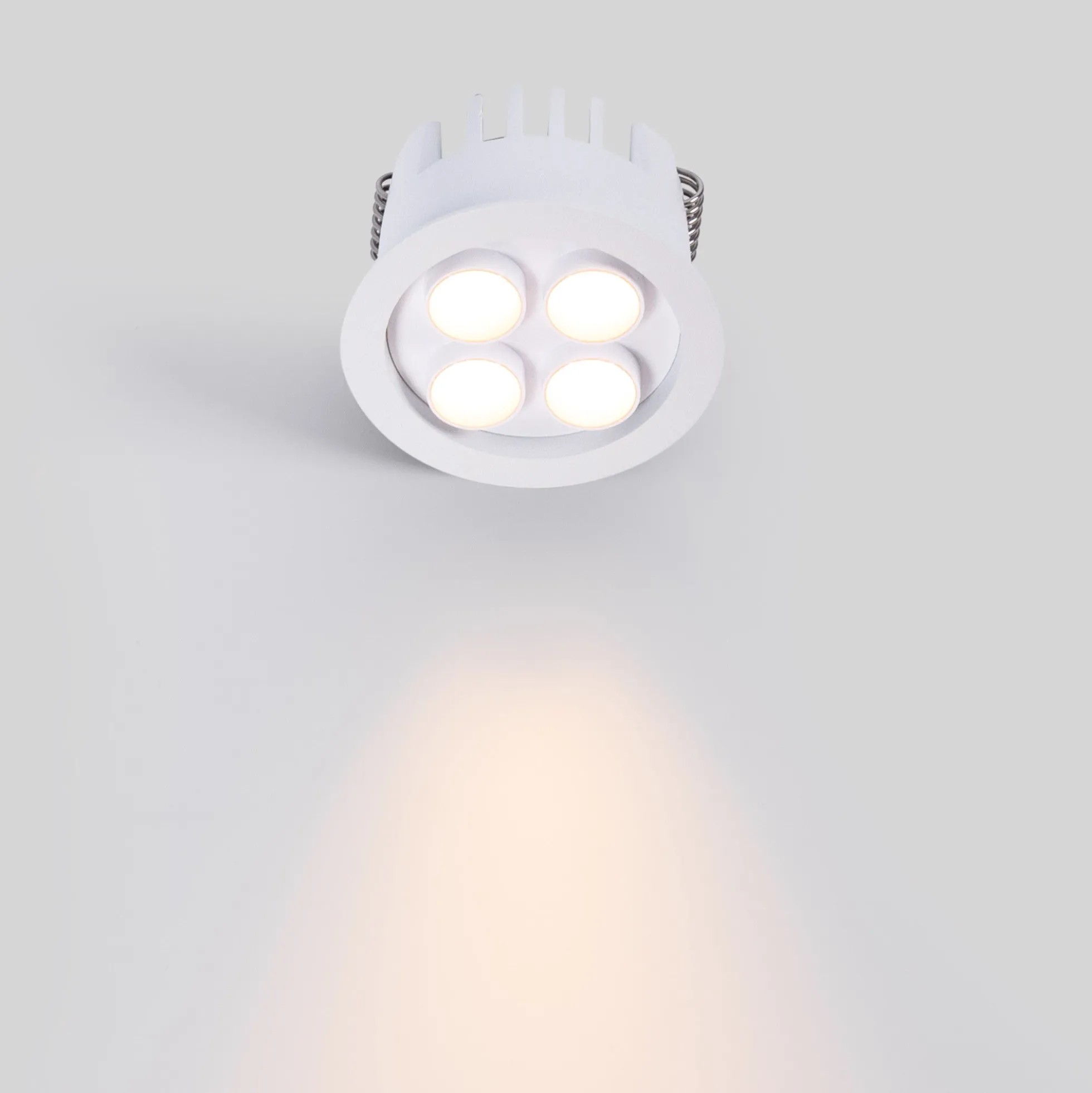 Downlight LED empotrable circular 8W - Chip Osram - UGR18 - Corte Ø 58mm