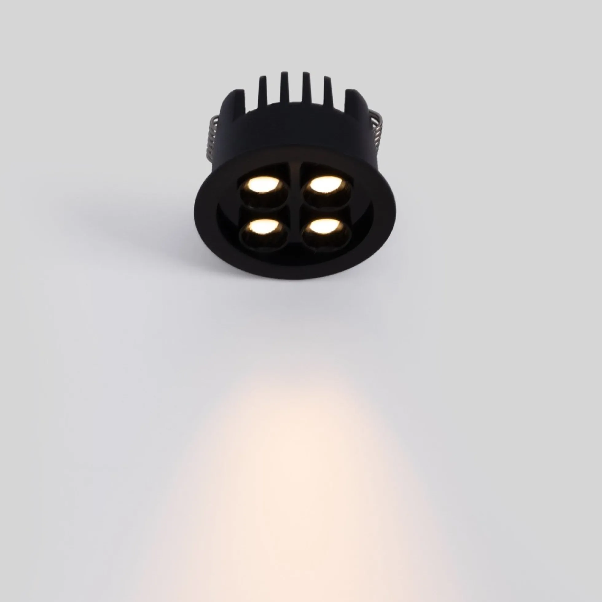 Downlight LED empotrable circular 8W - Chip Osram - UGR18 - Corte Ø 58mm