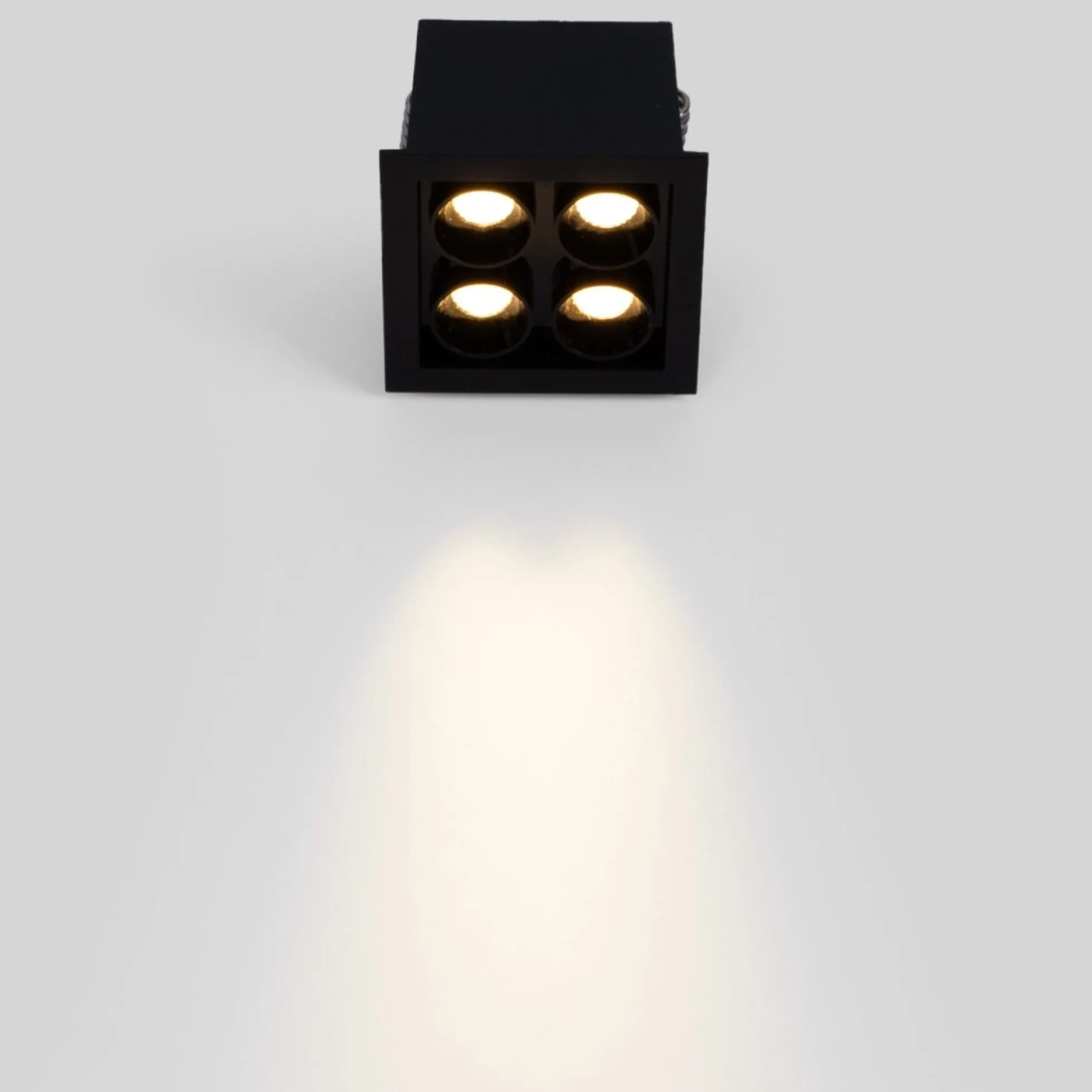 Downlight LED empotrable cuadrado 8W - Chip Osram - UGR18 - Corte 48 x 48 mm