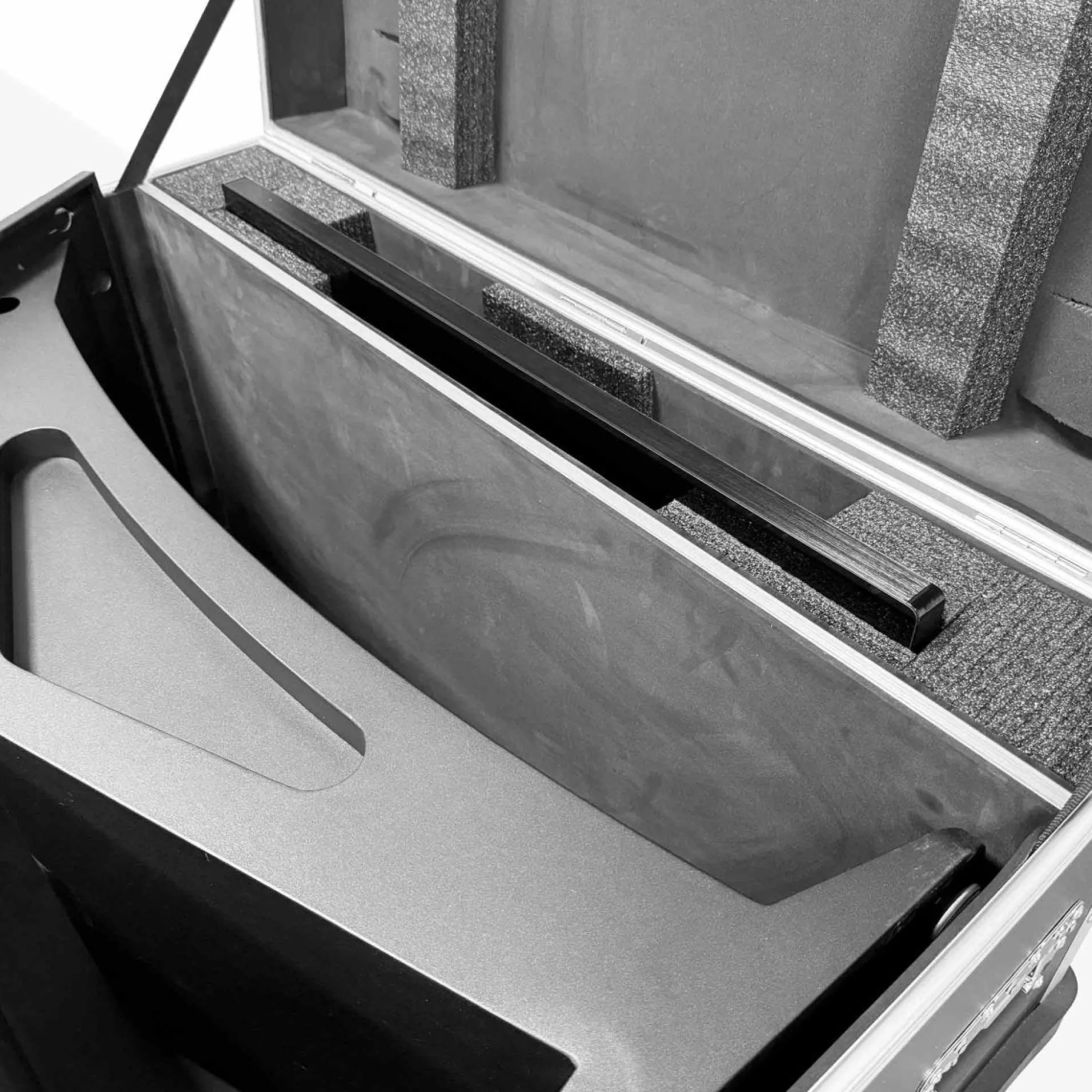 Flight Case para Digital Kiosk 32" DDT32 - con Foam, Ruedas y Asas – Transporte Seguro en Ferias y Eventos