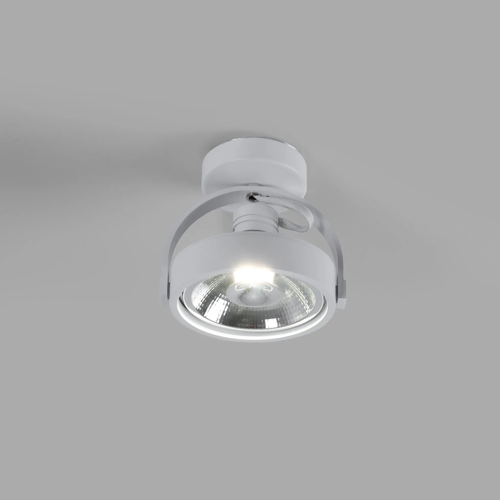 Foco de techo orientable "IRIS" + Bombilla AR111 GU10