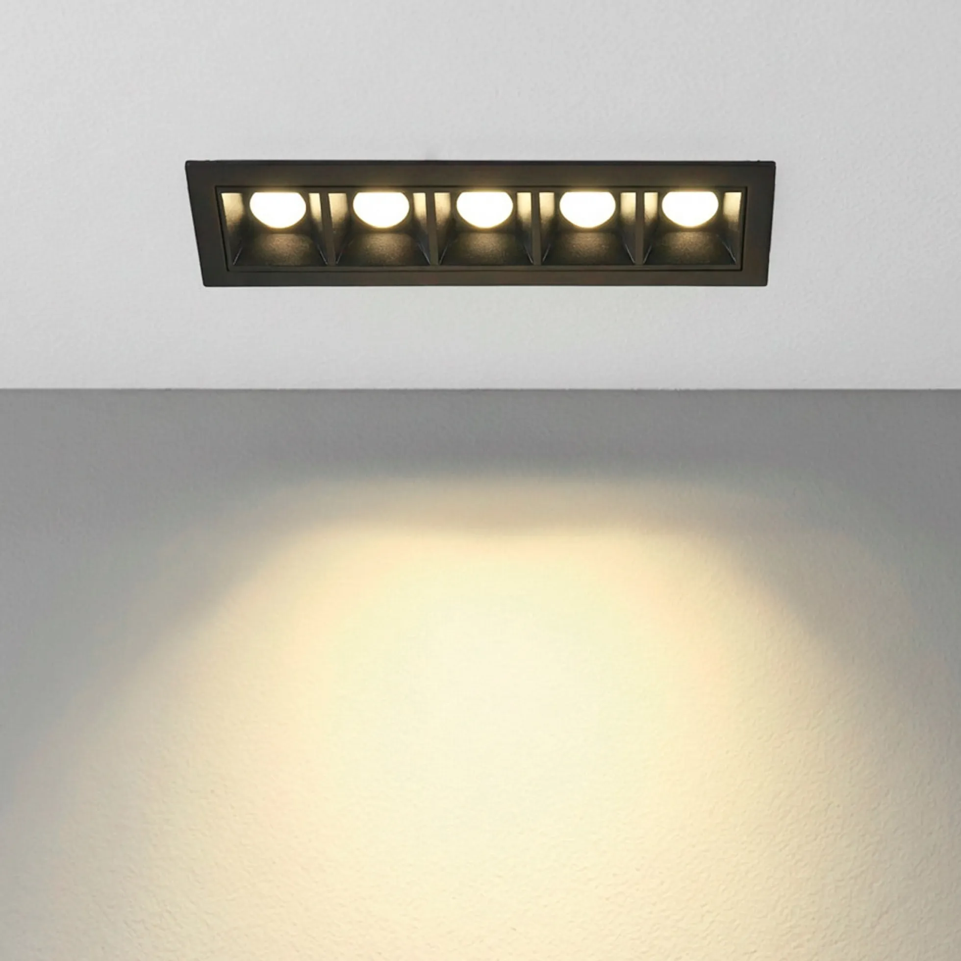 Foco lineal LED empotrable 7W - UGR18 - CRI90 - Driver LIFUD