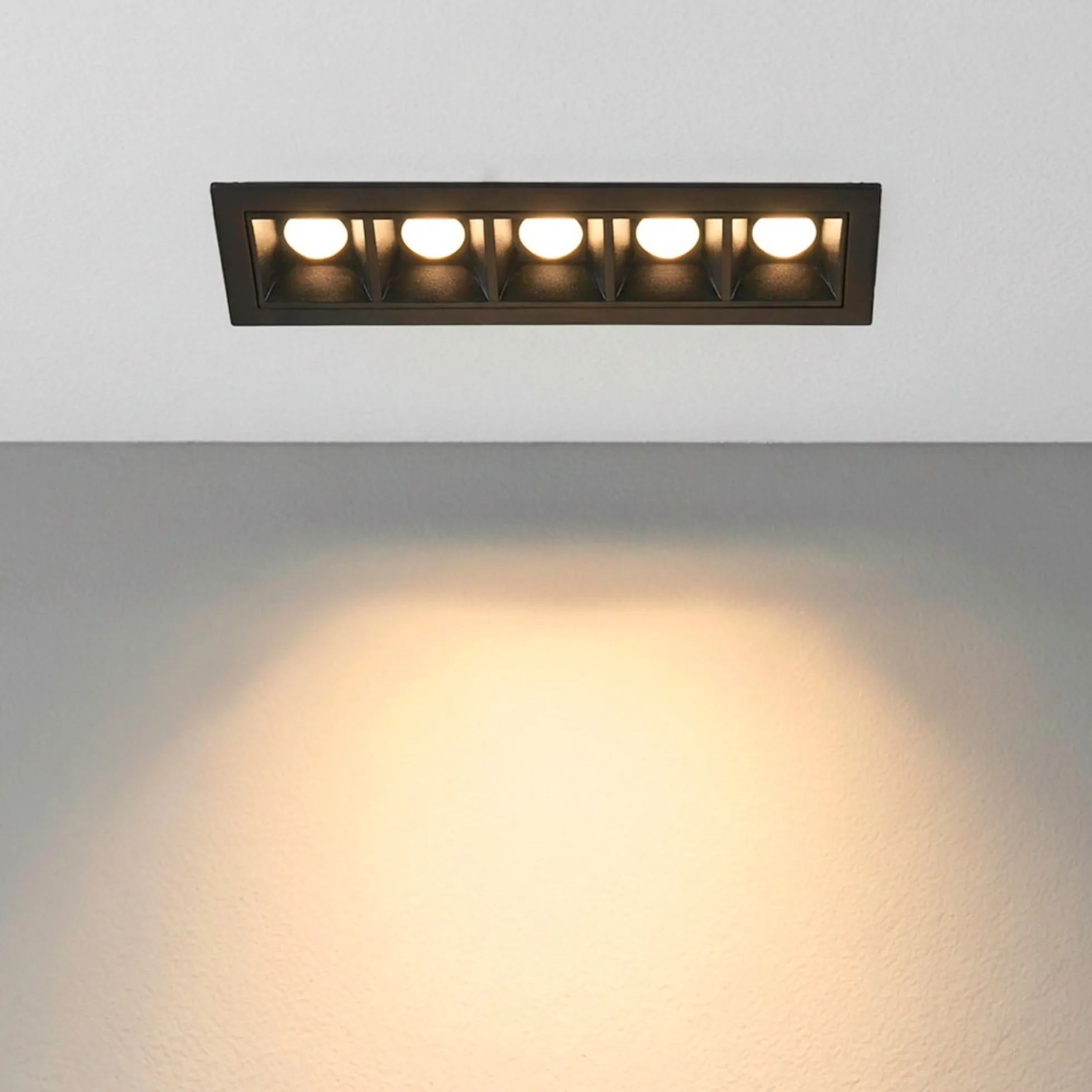 Foco lineal LED empotrable 7W - UGR18 - CRI90 - Driver LIFUD