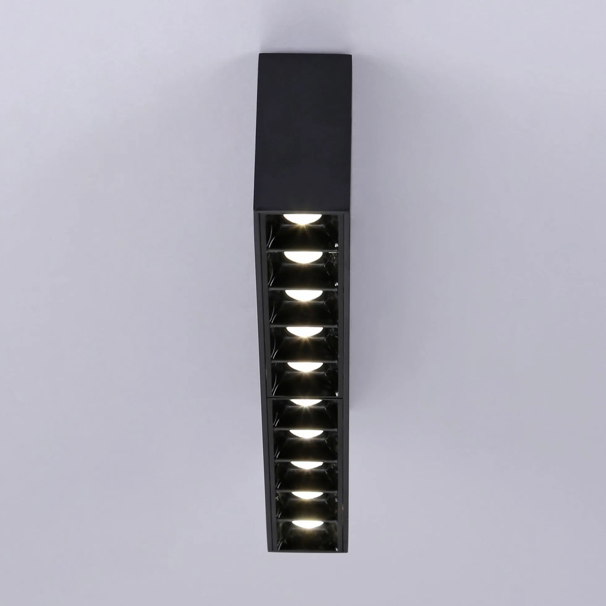 Foco lineal LED superficie color negro - 20W - UGR18 - CRI90 - Chip OSRAM