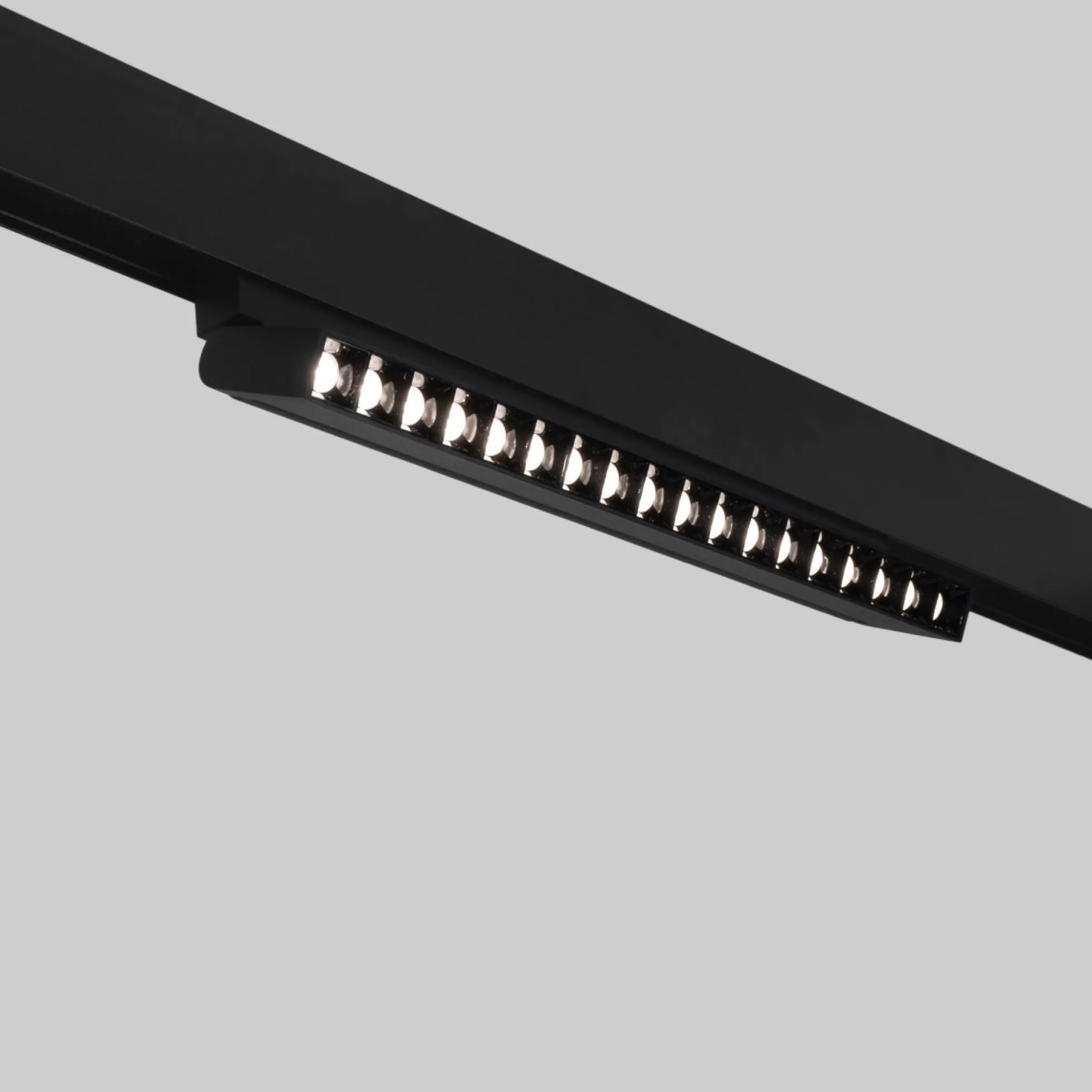 Foco lineal orientable para carril magnético 48V CCT - 18W - Regulación DALI-2 - UGR18