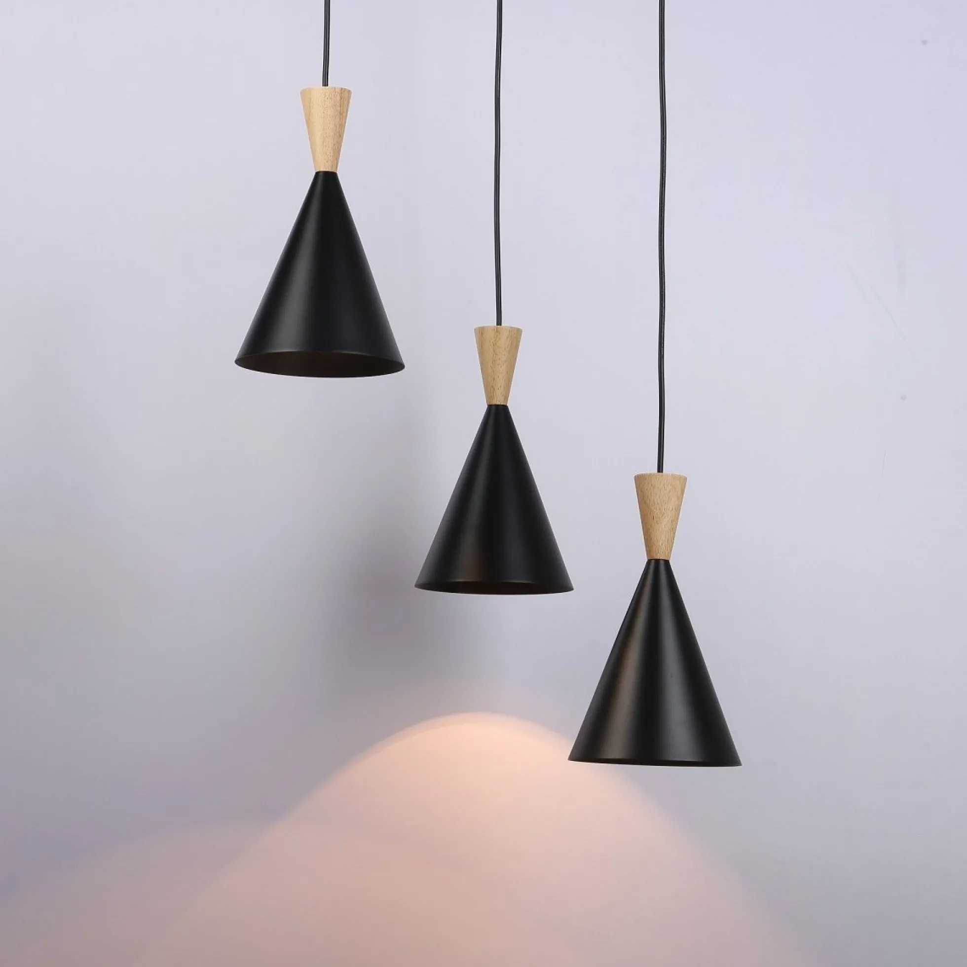 Lámpara colgante triple de metal y madera "Lima"