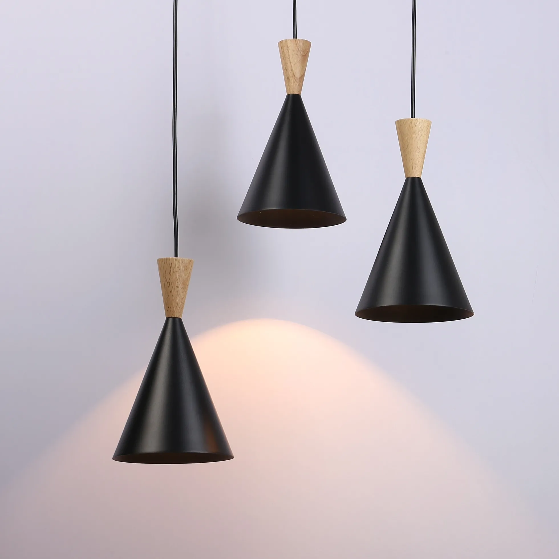Lámpara colgante triple de metal y madera "Lima"