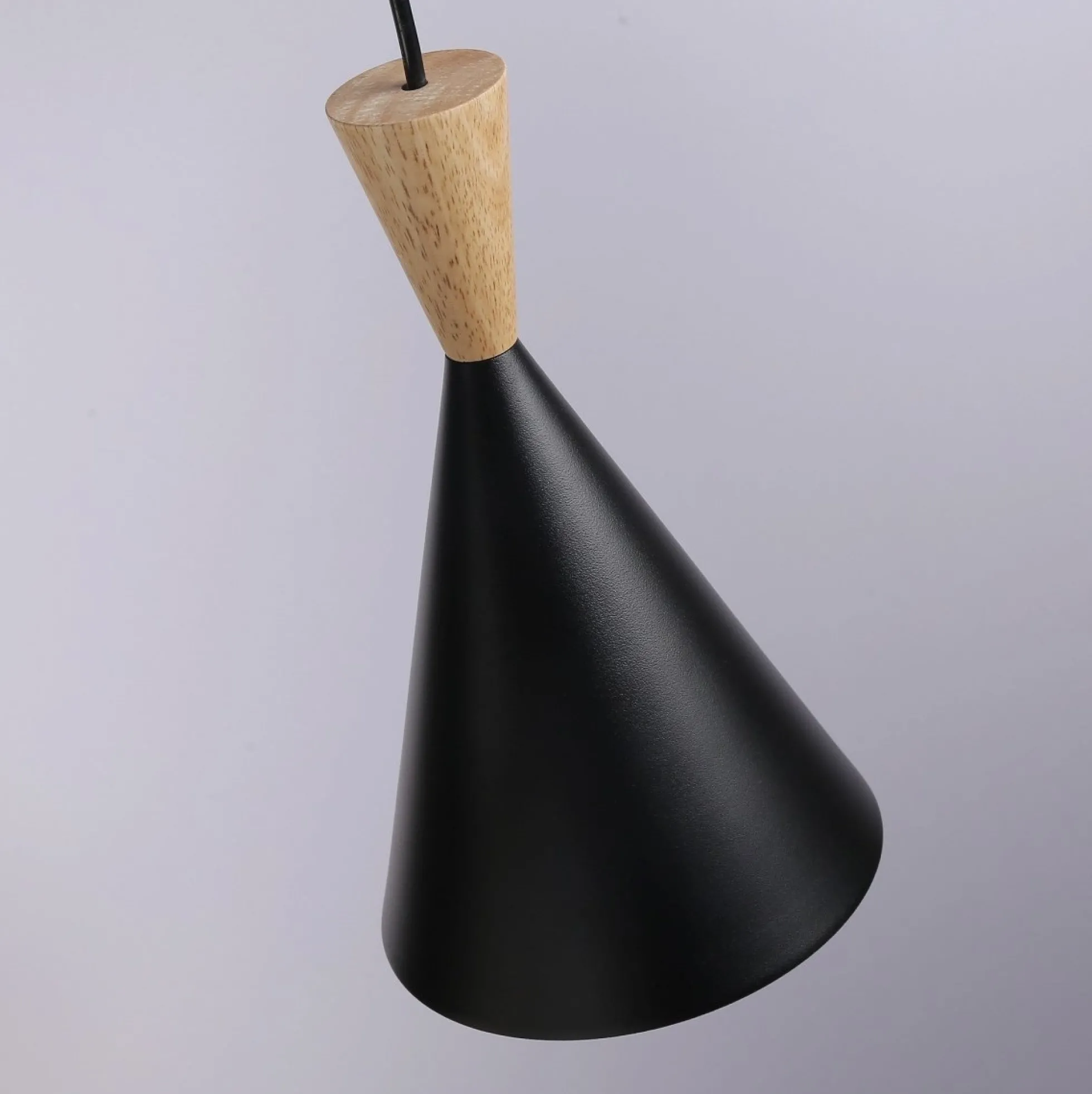 Lámpara colgante triple de metal y madera "Lima"