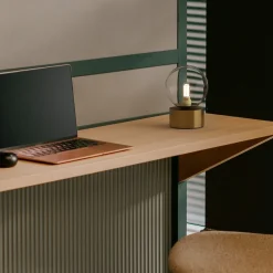 Lámpara de mesa con esfera de cristal