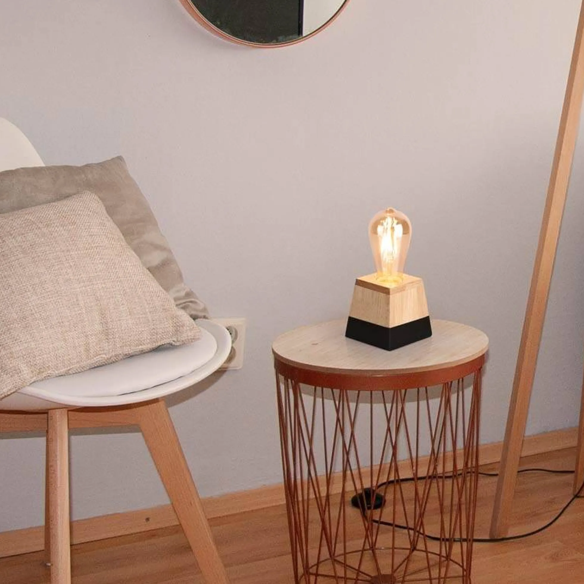 Lámpara de mesa de madera "LAKA"