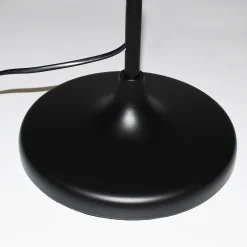 Lámpara de pie en mimbre