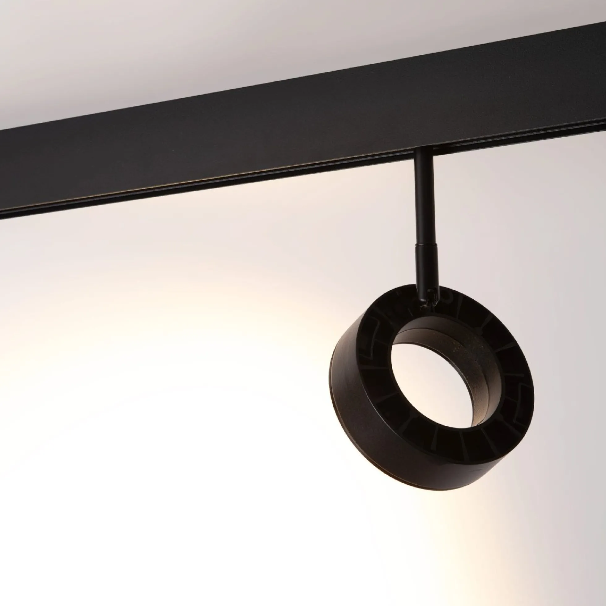 Luminaria circular LED para carril magnético 48V - Ø11,5cm - 12W - CRI90 - UGR18 - OSRAM