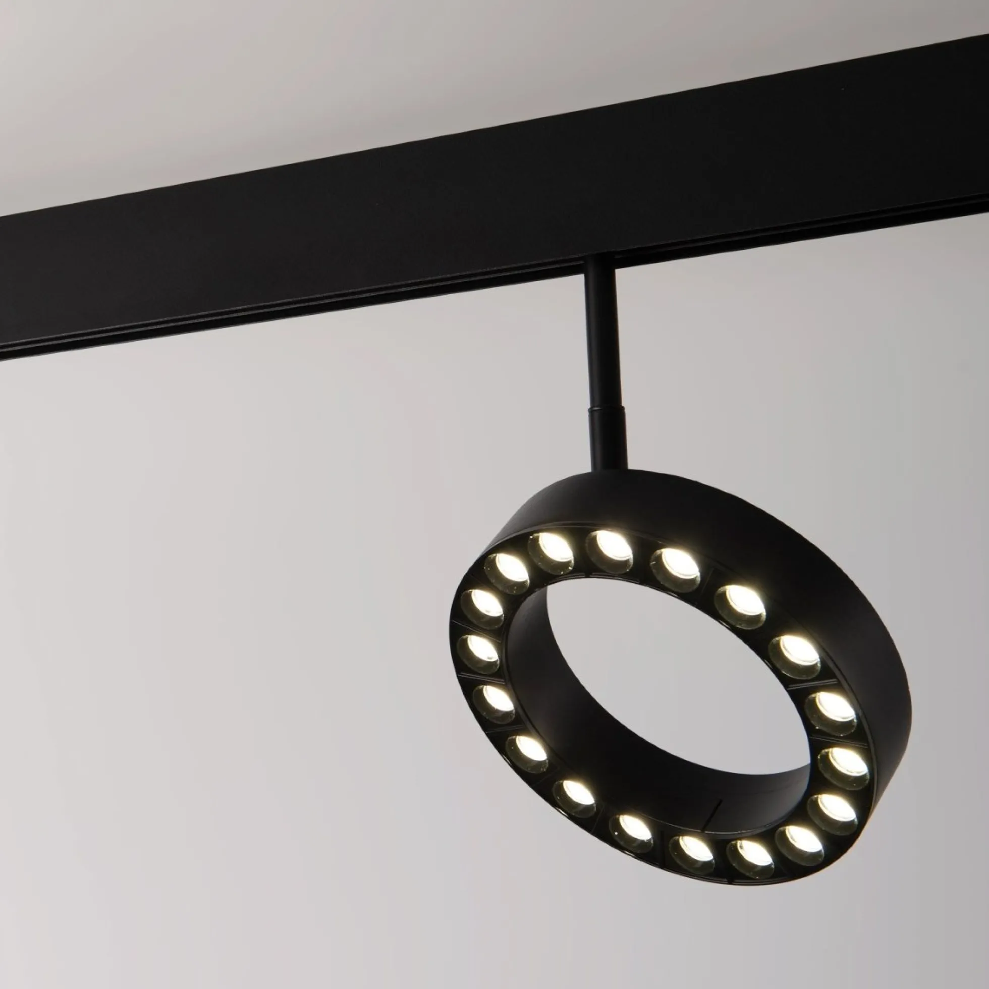 Luminaria circular LED para carril magnético 48V - Ø16cm - 18W - CRI90 - UGR18 - OSRAM