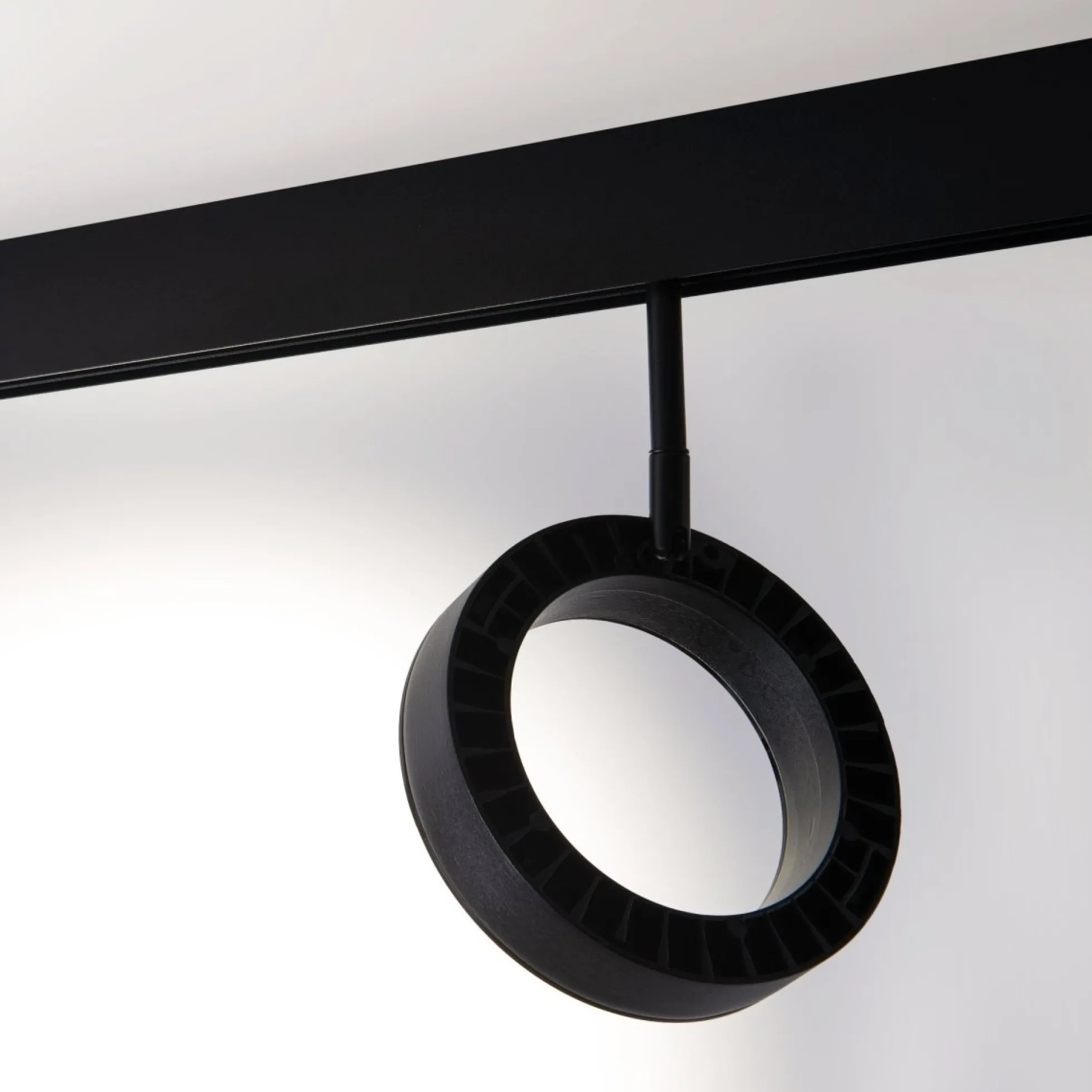 Luminaria circular LED para carril magnético 48V - Ø16cm - 18W - CRI90 - UGR18 - OSRAM