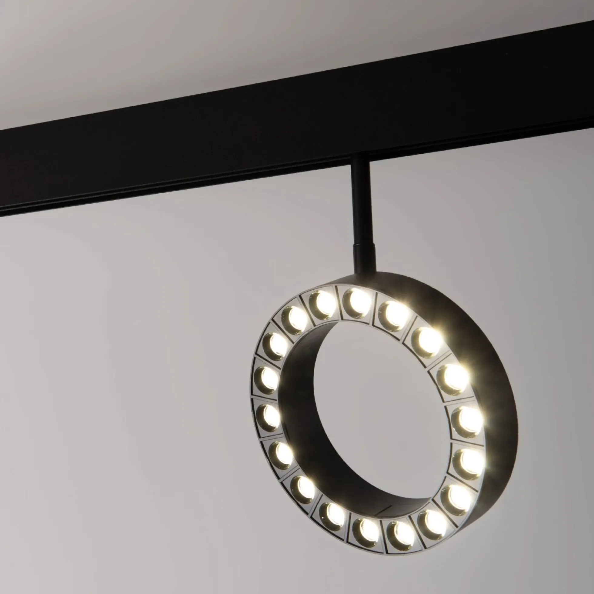Luminaria circular LED para carril magnético 48V - Ø16cm - 18W - CRI90 - UGR18 - OSRAM