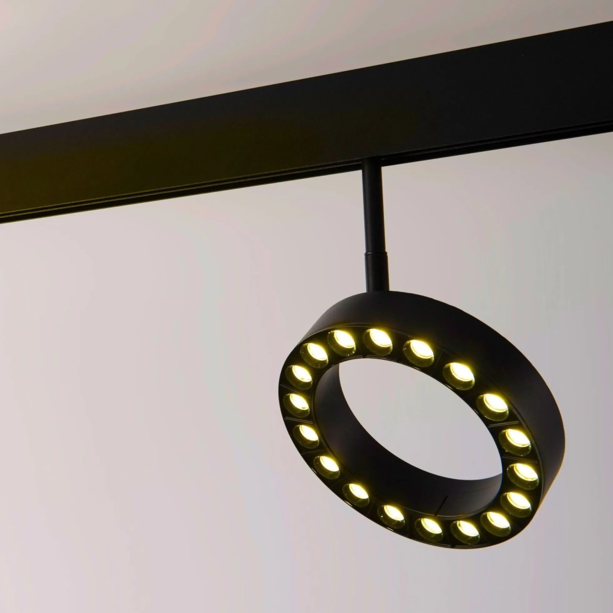 Luminaria circular LED para carril magnético 48V - Ø16cm - 18W - CRI90 - UGR18 - OSRAM