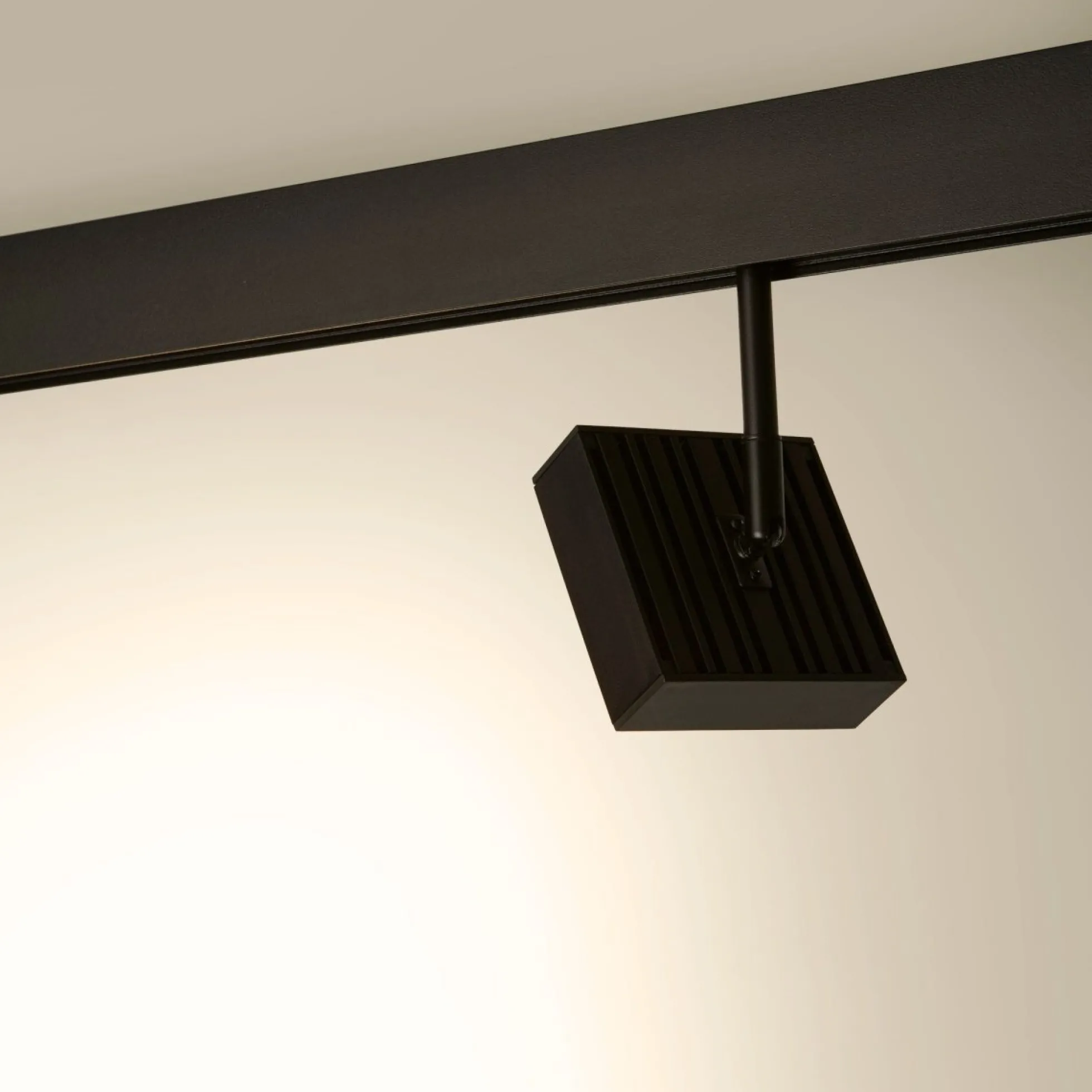 Luminaria cuadrada LED para carril magnético 48V - 9W - CRI90 - UGR18 - OSRAM