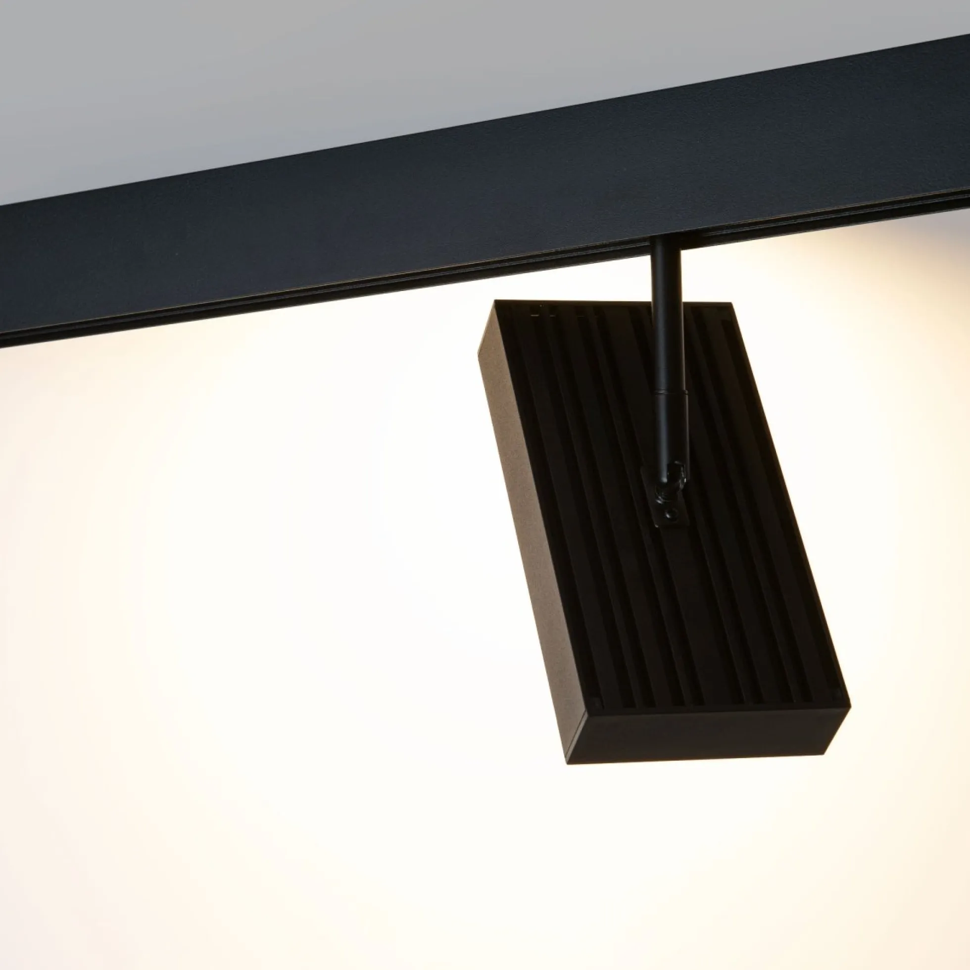 Luminaria cuadrada LED para carril magnético 48V - 18W - CRI90 - OSRAM