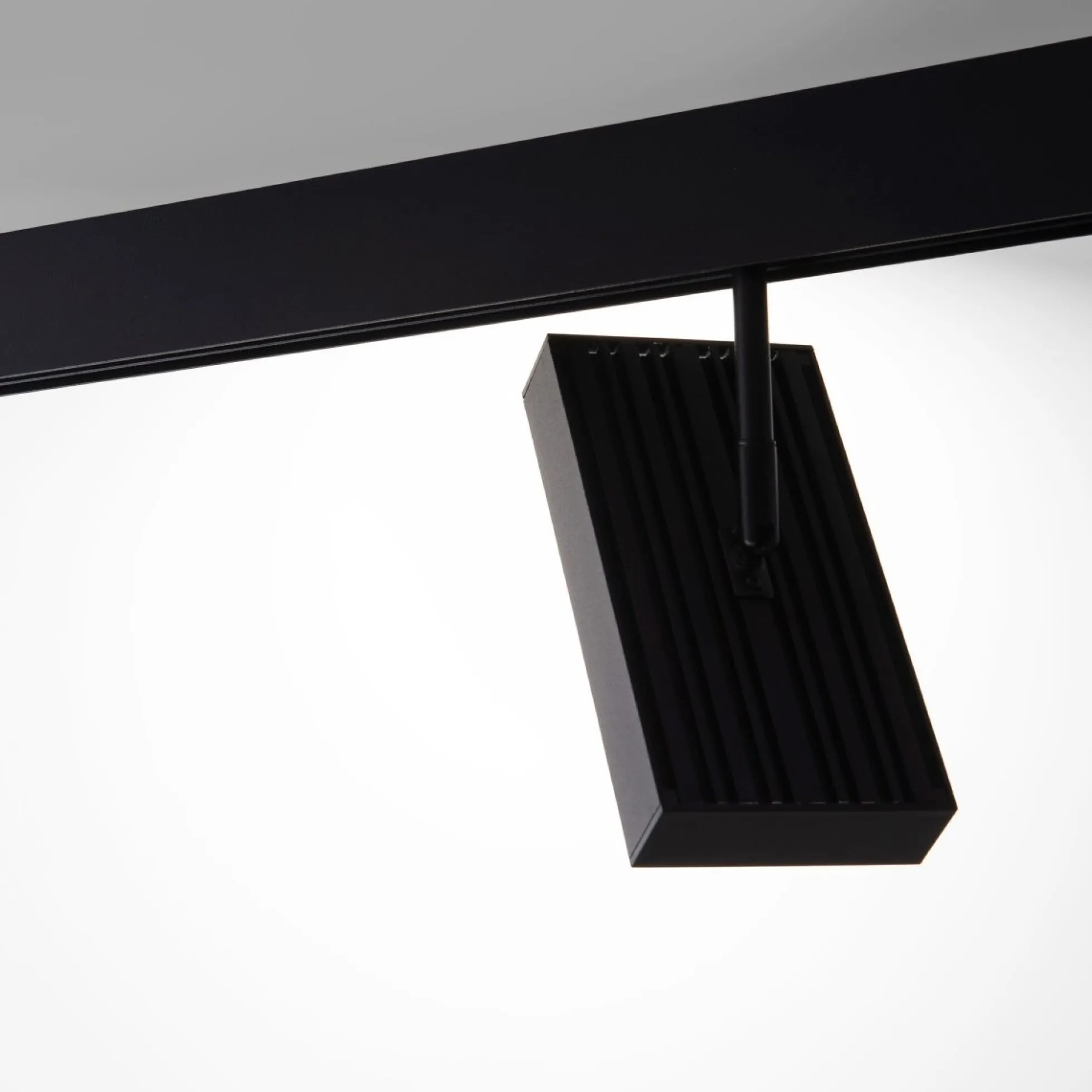 Luminaria cuadrada LED para carril magnético 48V - 18W - CRI90 - OSRAM