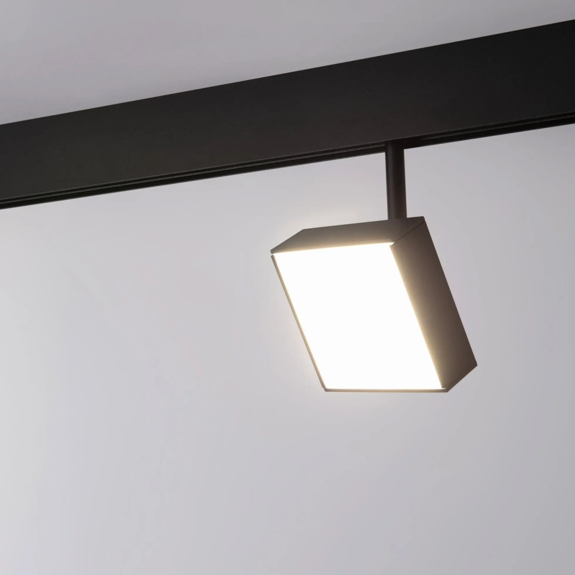 Luminaria cuadrada LED para carril magnético 48V - 9W - CRI90 - Chip OSRAM