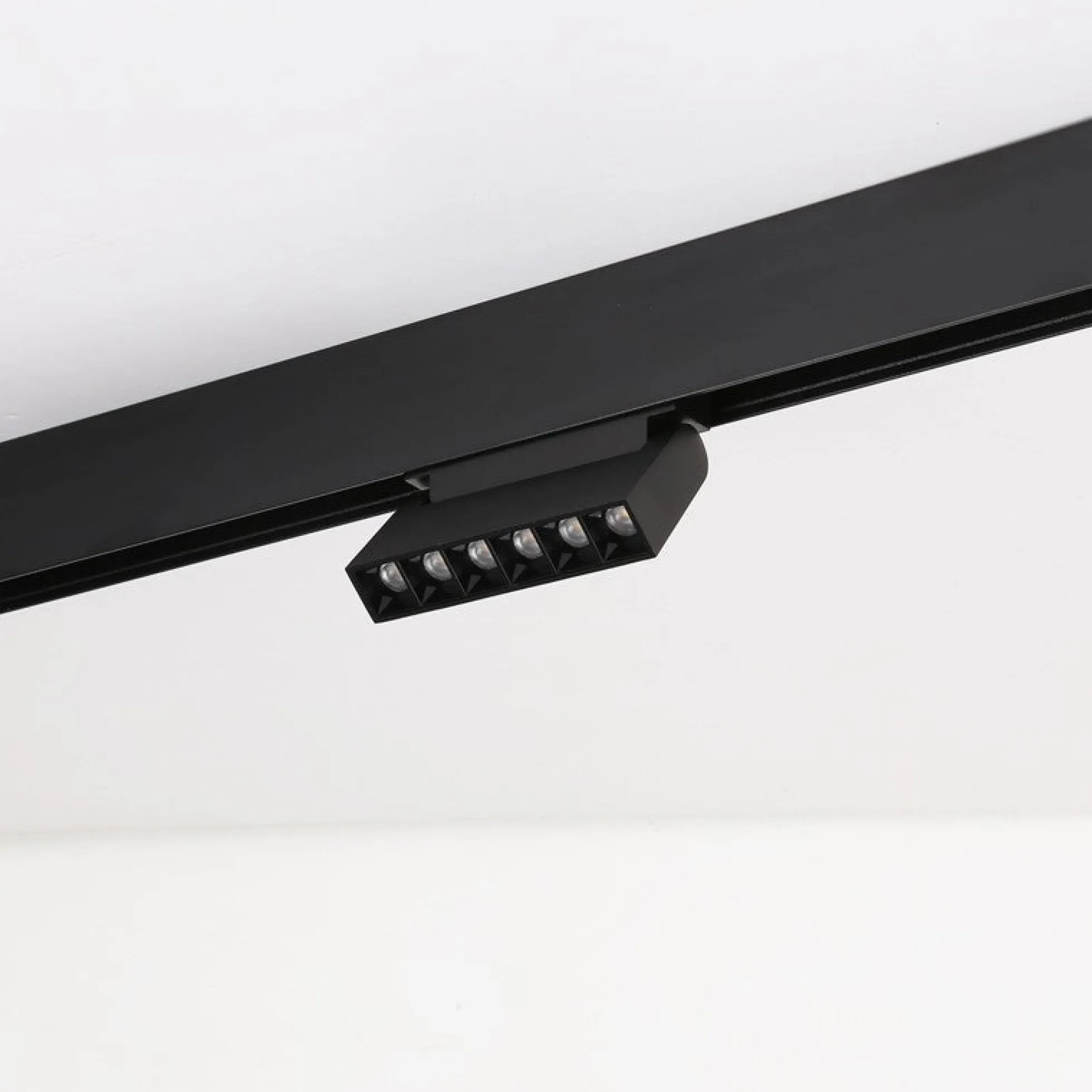 Luminaria lineal LED orientable para carril magnético 48V - 6W - UGR16