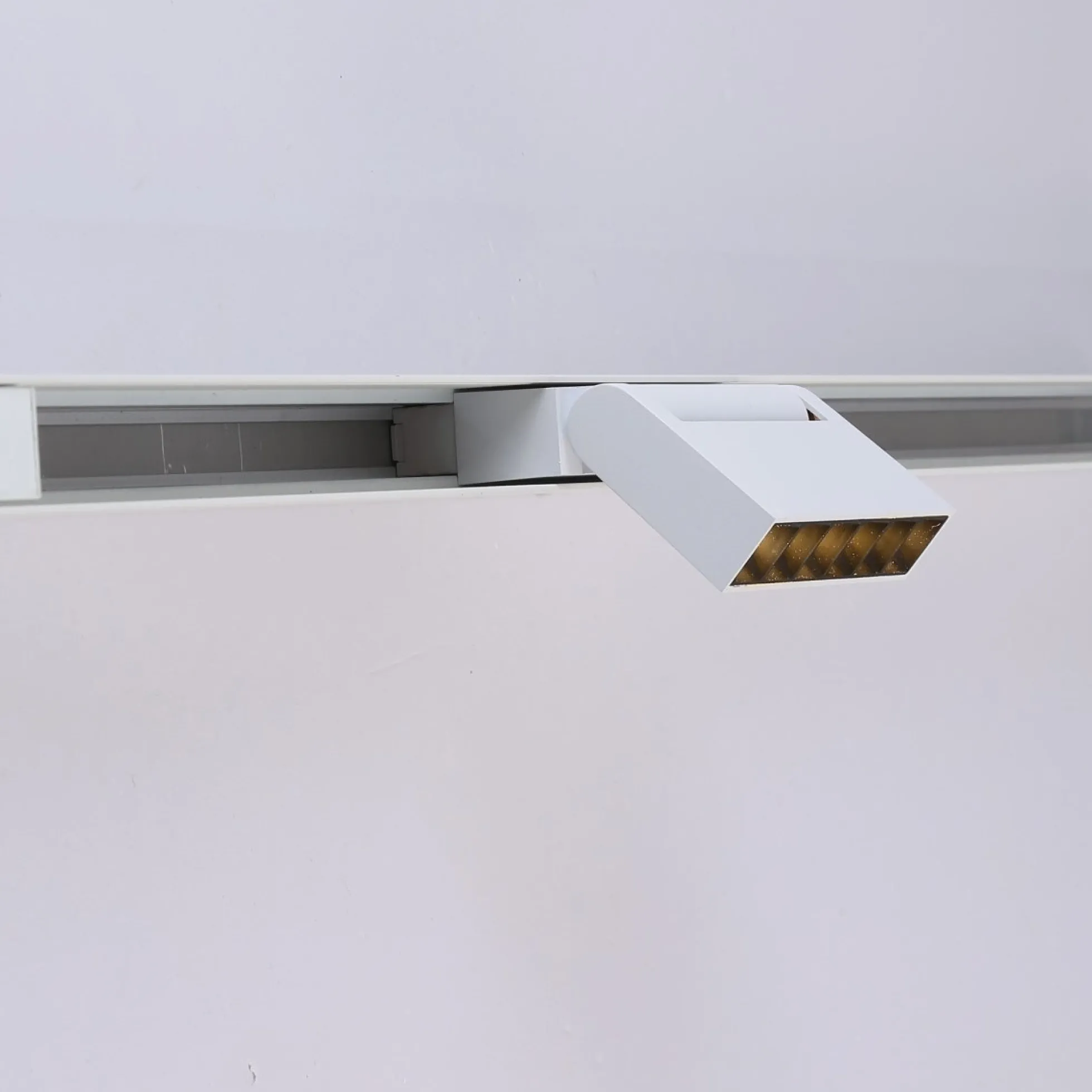 Luminaria lineal LED orientable para carril magnético 48V - 6W - UGR16