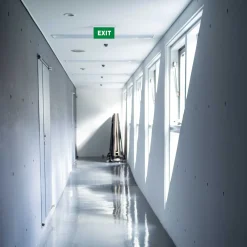 Luz de emergencia permanente con cartel