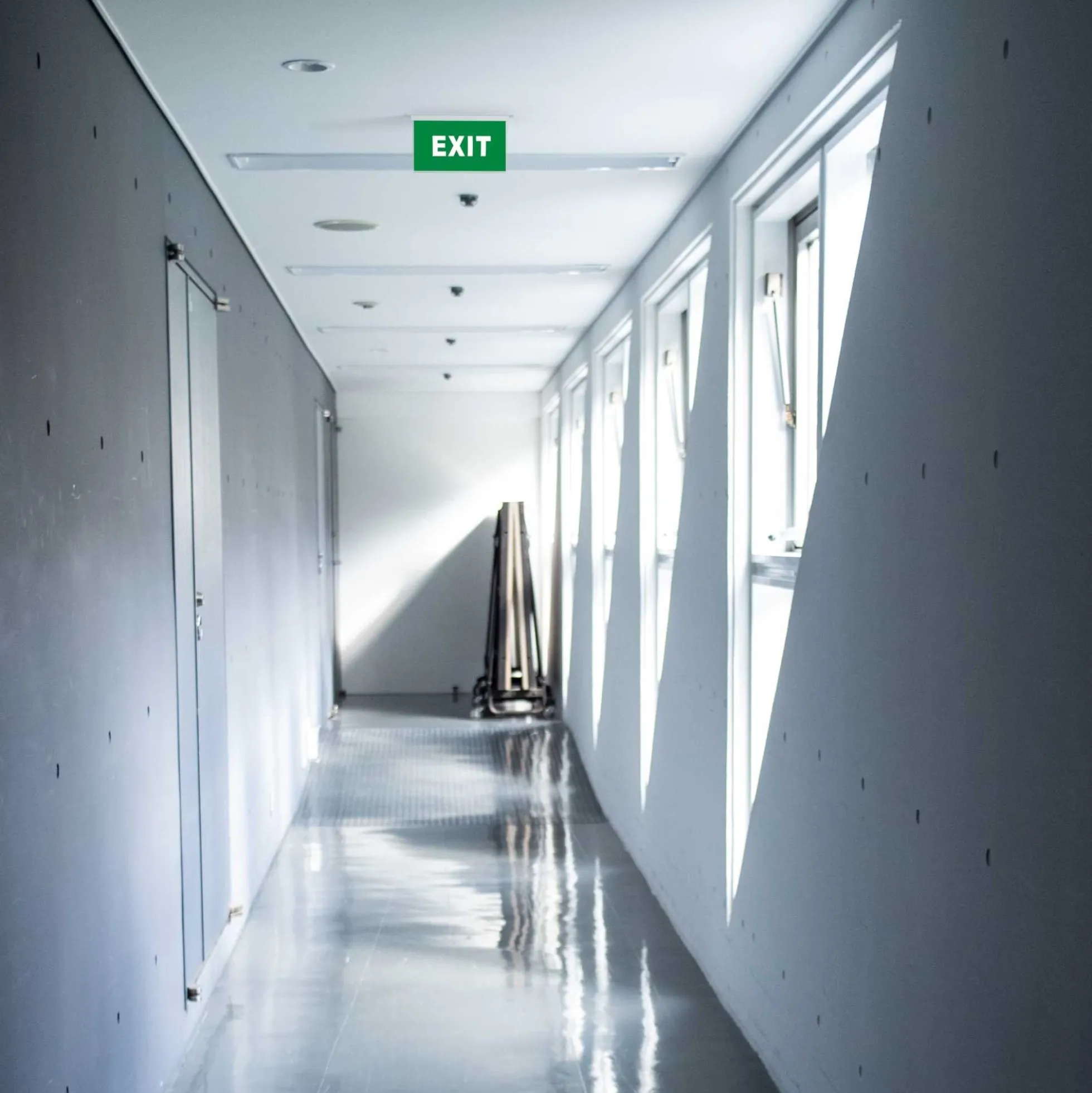 Luz de emergencia permanente con cartel "Exit" - Empotrable