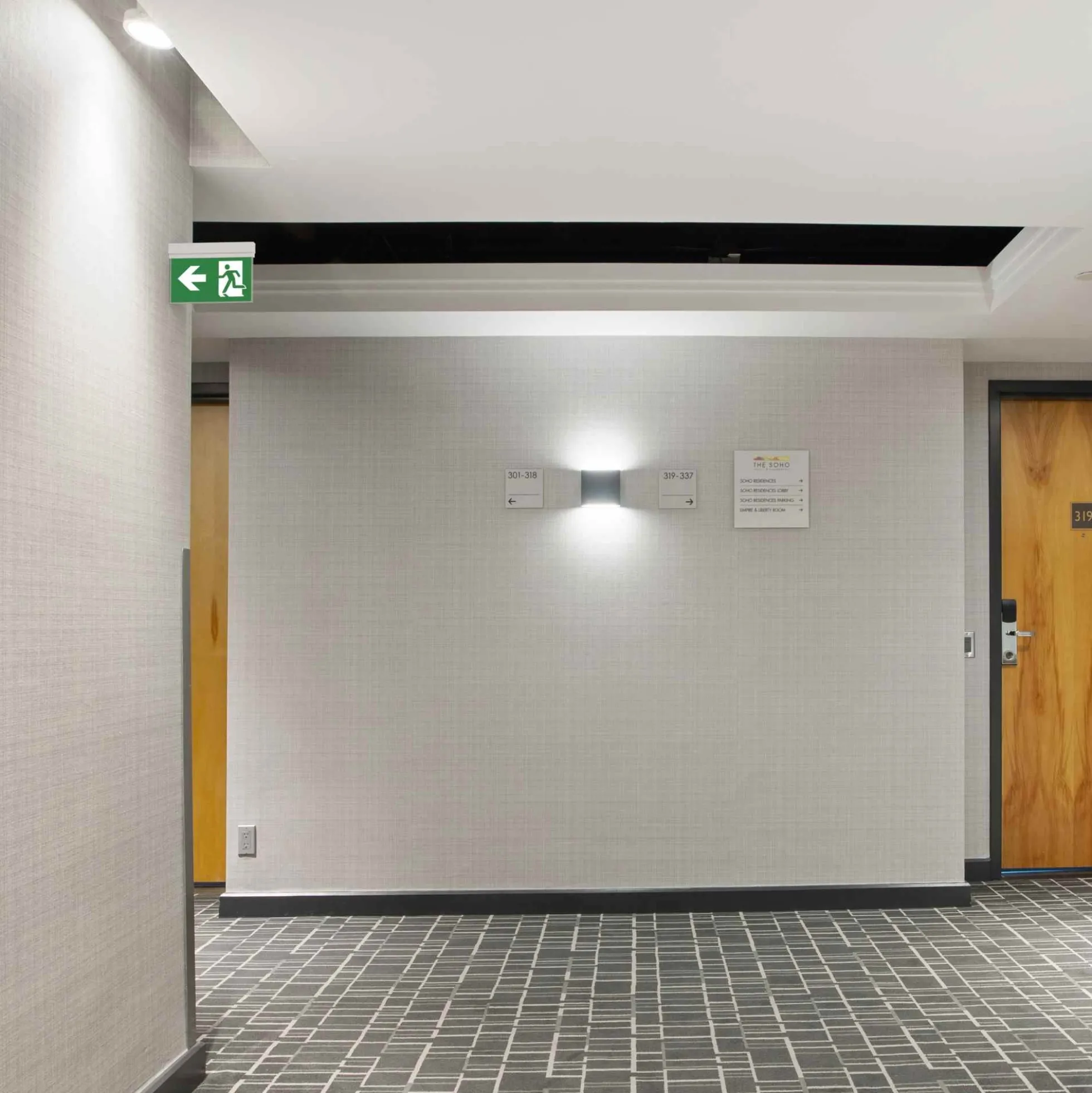 Luz de emergencia permanente con pictograma "Salida lateral"