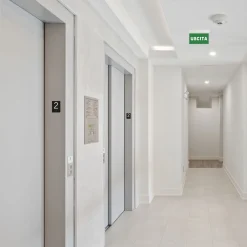 Luz de emergencia permanente con cartel