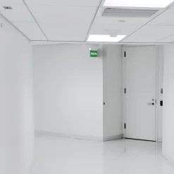 Luz de emergencia permanente con cartel "USCITA"