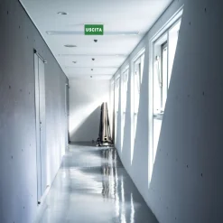 Luz de emergencia permanente con cartel autoadhesivo "Salida" - Empotrable