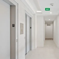 Luz de emergencia permanente con cartel