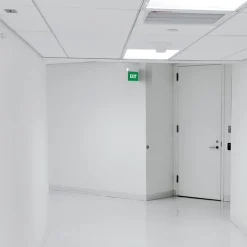Luz de emergencia permanente con cartel